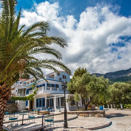 Kinira Beach Hotel Отель