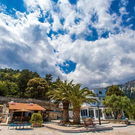 Отель Kinira Beach Hotel 2*