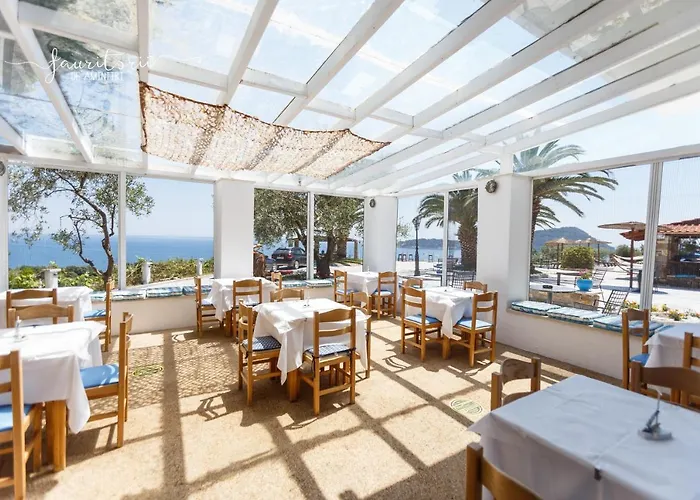 Отель Kinira Beach Hotel 2*