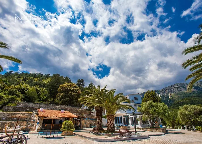 Отель Kinira Beach Hotel 2*