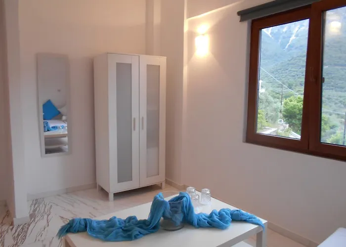 Отель Kinira Beach Hotel Коинира